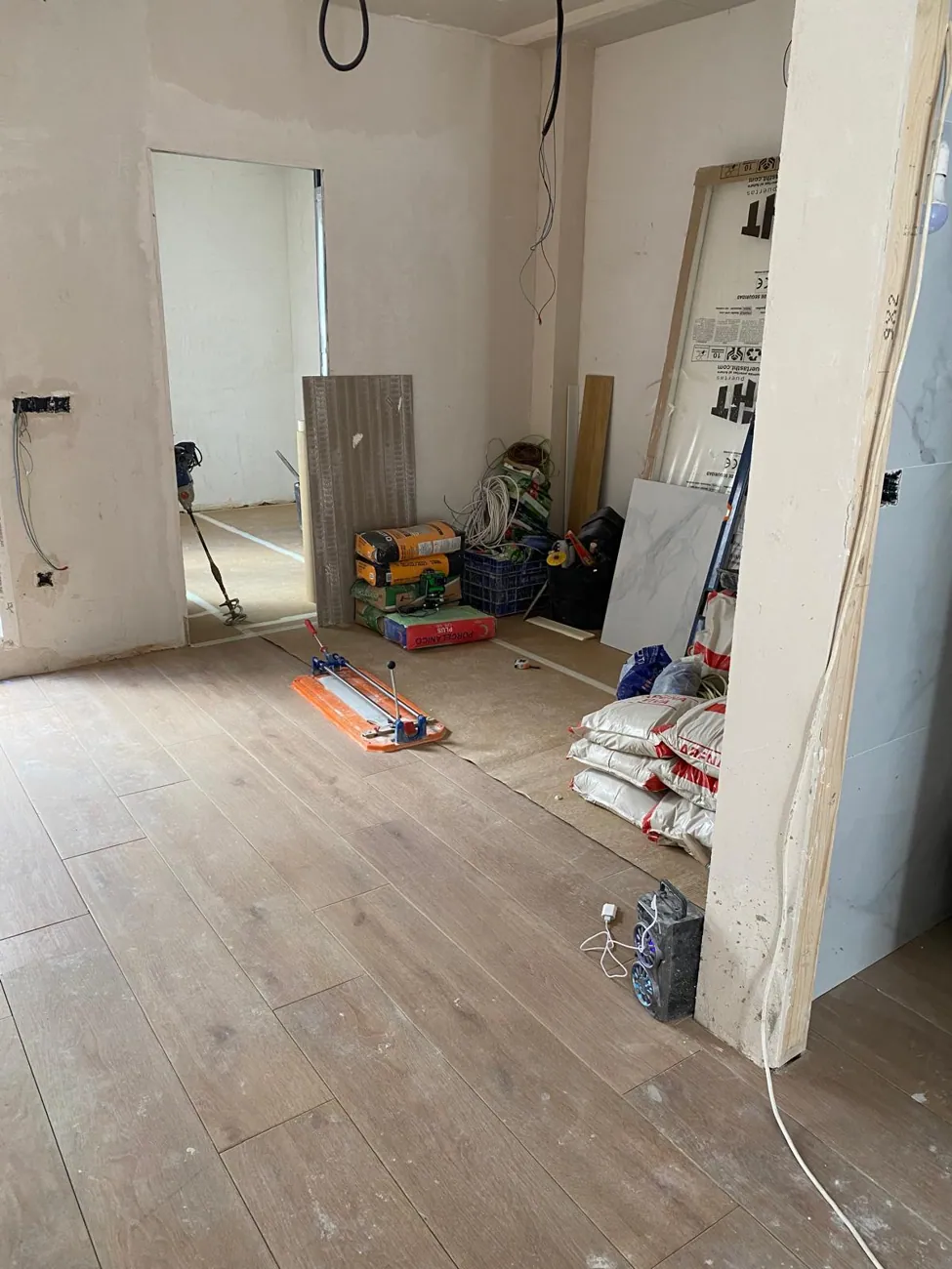 Pavimento renovado, ejemplo de acabados para reformas de cocina